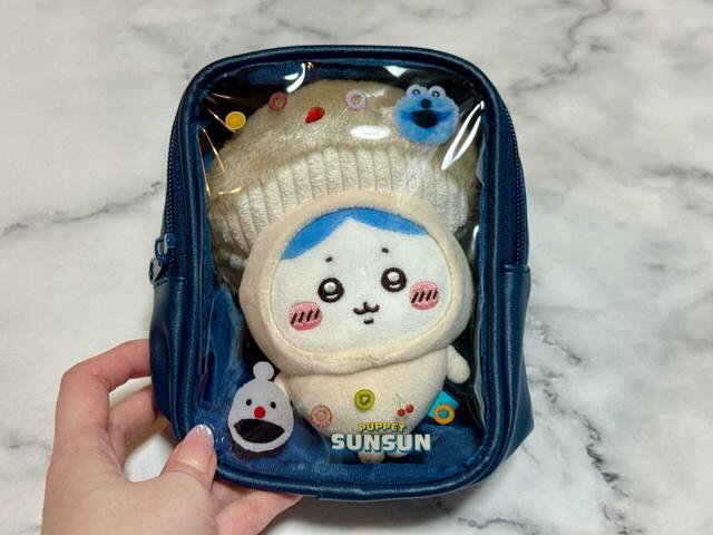 【パペットスンスン×サンキューマート第4弾／ぬいぐるみポーチ】筆者の推しキャラ・ハチワレのマスコットを収納。スンスン＆ノンノンとハチワレの共演、尊すぎる…！