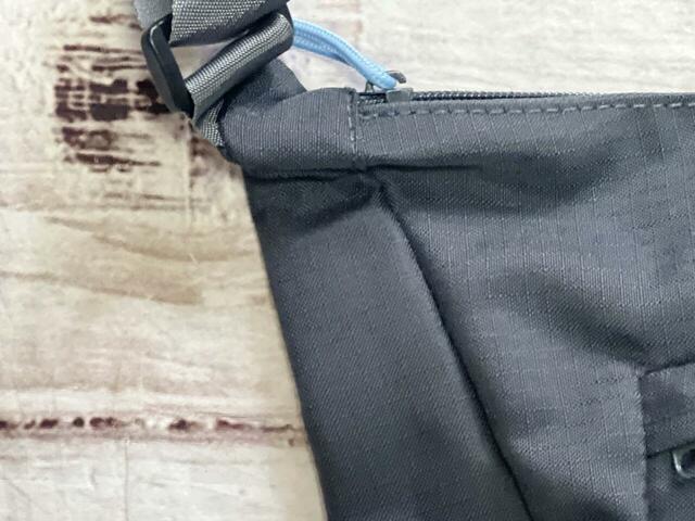 素材はポリエステル。しっかりとした厚手の生地