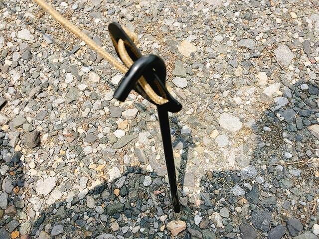 【ワークマン レジストスクエアタープ】ロープをペグで留める