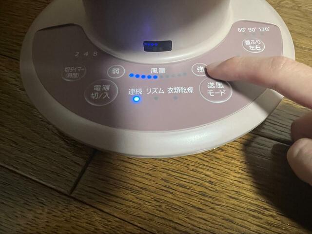 【アイリスオーヤマ woozoo】10段階の風量調節もボタンで簡単に設定！