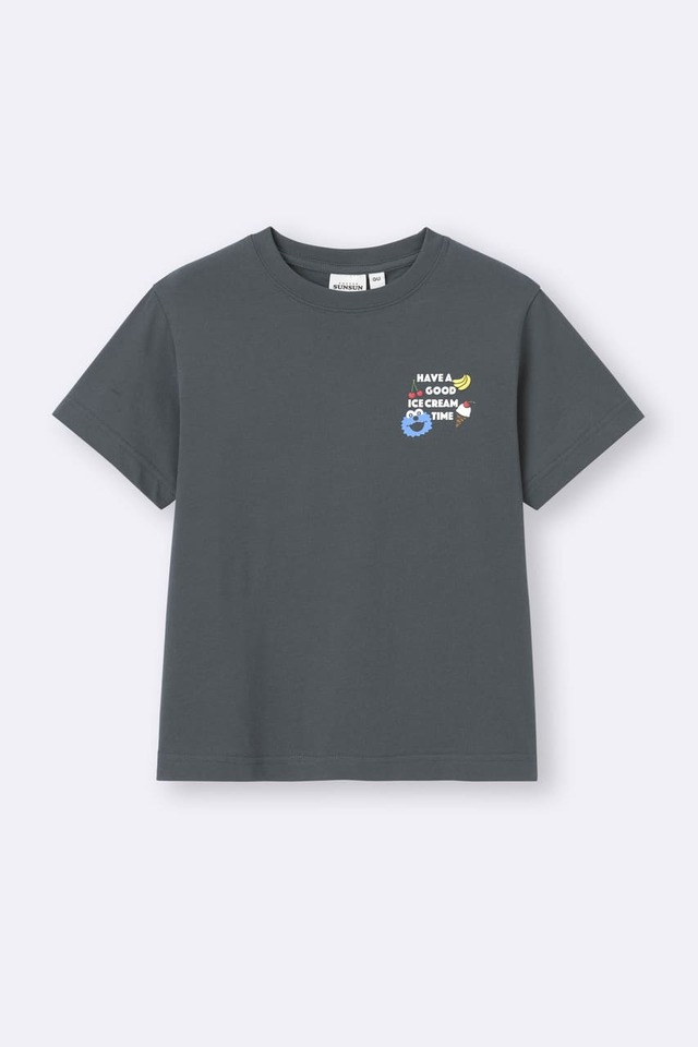 【GU×パペットスンスン】「KIDSグラフィックT パペットスンスン」990円/胸元にアイスクリームやフルーツを楽しむスンスンのプリントが入ったTシャツ