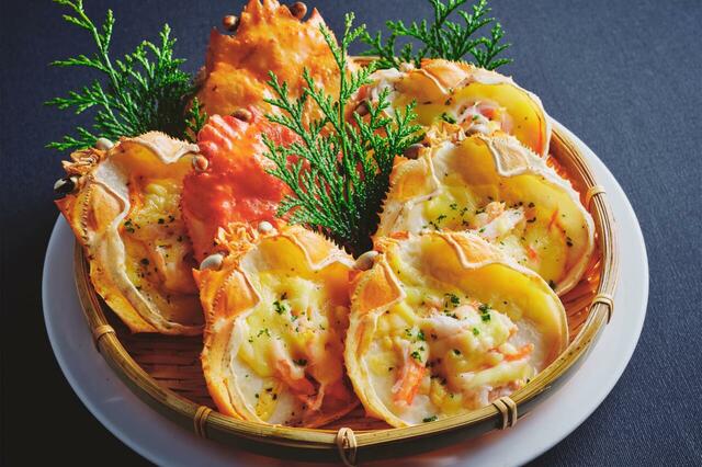 「カニ甲羅グラタン（ディナータイム限定）」＜期間：2025年9月1日～12月18日＞【都ホテル 京都八条の「かに食べ放題」がパワーアップ！大人気「かに推しブッフェ」が今年も開催されます！】