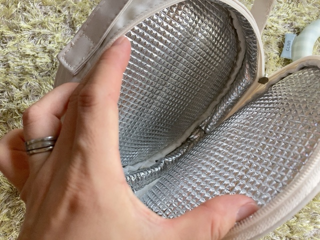 【3COINS クールネックバンド用保冷ポーチ】中はアルミになっています