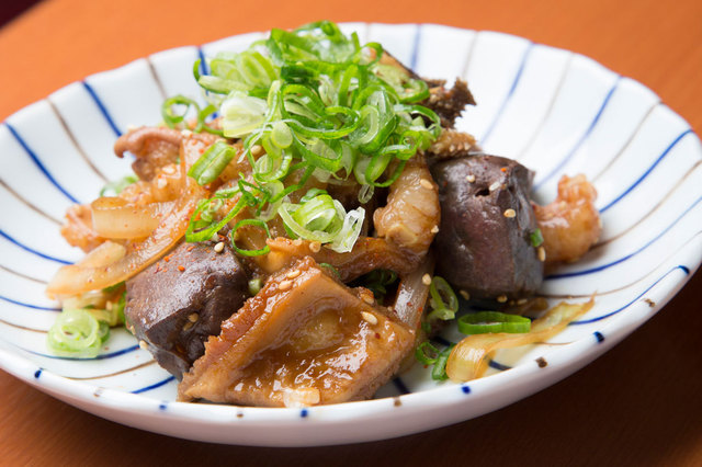 焼肉おおにし（恵比寿）　ホルモン甘辛焼withサンチュ