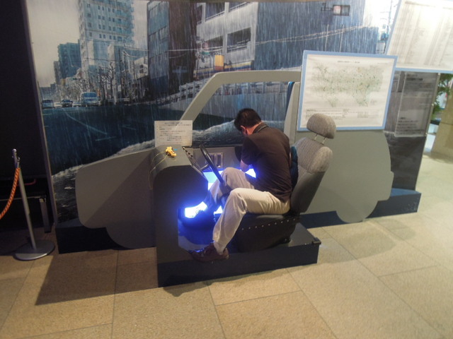 【本所防災館】水圧でクルマのドアが開けられなくなることも体験します