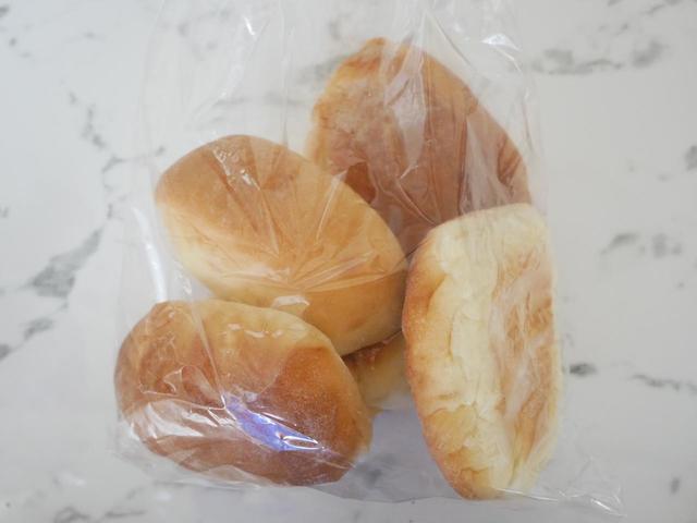 手のひらサイズのパンが5個入っています／成城石井自家製　北海道産牛乳のやわらかパン・オ・レ　323円（税込）