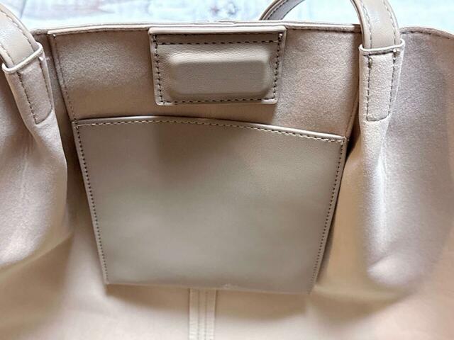 内側にはポケットが2つ。前面側・側面側にレザー調の生地のつりポケットがそれぞれ1つずつついています