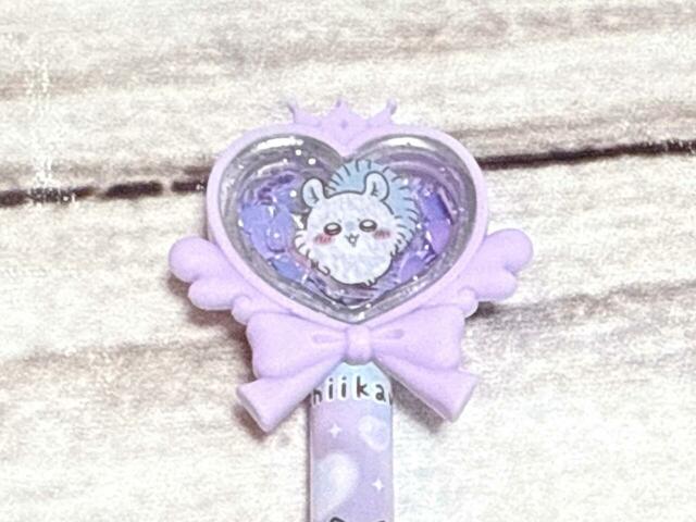 パープルはいつもぶりっ子なモモンガのシールを♪