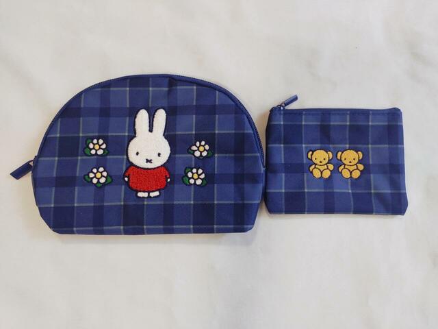 中央に立体的なさがら織のミッフィーと、くまちゃんのイラストが描かれています