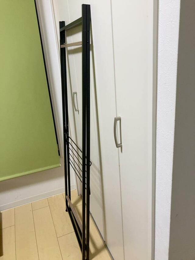 【アイリスオーヤマ 折りたたみ物干し３連タイプ】折りたたむと厚さ約5cmに！使わない時はちょっとした隙間に収納しておけます