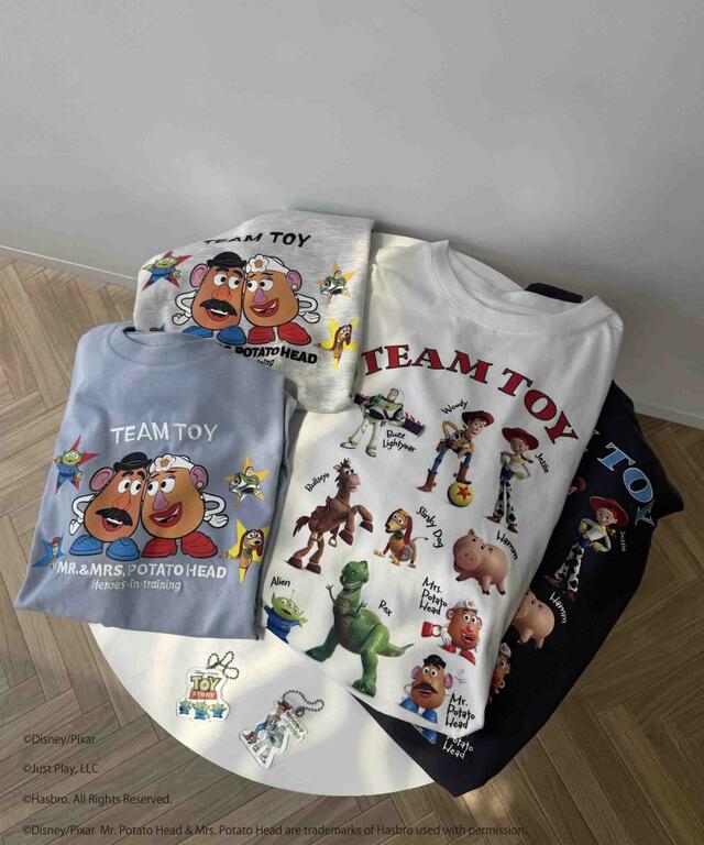 「アクリルキーホルダー付 DisneyアソートT」2,720円(税込価格 2,992円)【AS KNOW AS plus(アズノゥアズ プラス)『トイ・ストーリー』の限定デザインTシャツ】
