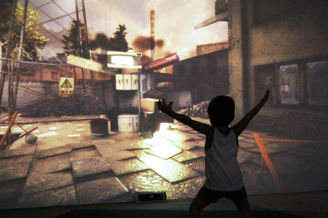 《つくもがみ》 坪倉輝明 ©teruaki TSUBOKURA／電化製品や家具などの廃棄物が作品の中の自分に吸い付き、ロボットのような姿に変身します。