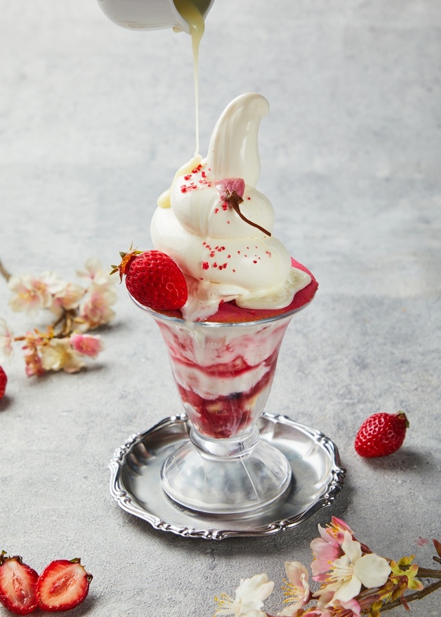 練乳いちごミルクソフトパフェ