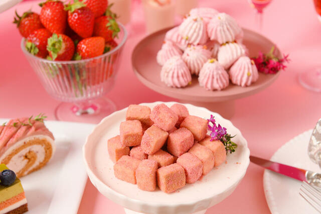 「Very Berry Strawberry」＜期間：2026年1月7日～3月1日＞【【神戸】イチゴカラーで来店すると特典が付く♪着て、選んで、イチゴづくしのご褒美フレンチを楽しむ「Very Berry Strawberry」開催！】