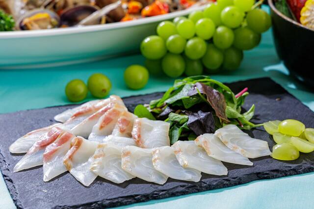 「鯛のカルパチョとシャインマスカット」＜期間：2025年8月8日～9月4日＞【甘く爽やかな夏の主役“シャインマスカット”が多彩な料理になって登場♪「シャインマスカットブッフェ」で贅沢ディナーを堪能！】