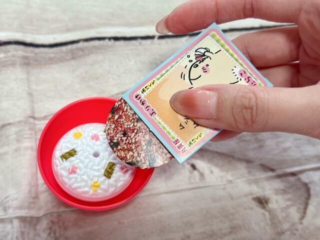 炊けたごはんの上にふりかけを乗せたり…