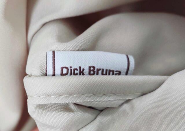 バッグの中にはオシャレなロゴタグつき