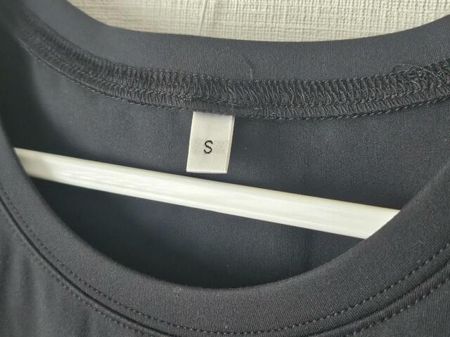 【coca　シルキータッチドッキングギャザーワンピース】カラーはホワイトとブラックの2種類です