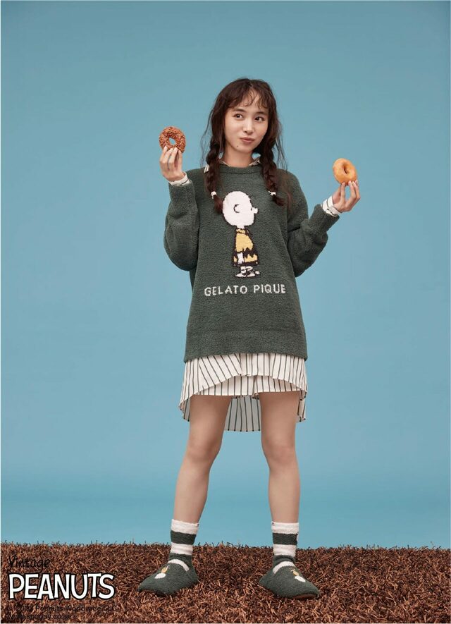 【PEANUTS meets GELATO PIQUE】'パウダー'モチーフジャガードプルオーバー ￥7,590'パウダー'モチーフジャガードロングパンツ ￥7,590カラー：グリーンサイズ：M/L'パウダー'ルームシューズ ￥4,950'パウダー'ソックス ￥2,860カラー：グリーンサイズ：フリー