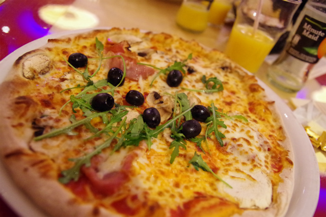 Café Mickey（カフェ・ミッキー）｜メニューのピザ! 乗せる具を選ぶことができます。アンチョビと生ハムなどをチョイスしました!
