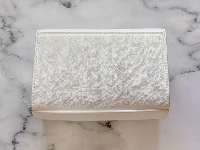 バックは装飾がないシンプルなデザイン