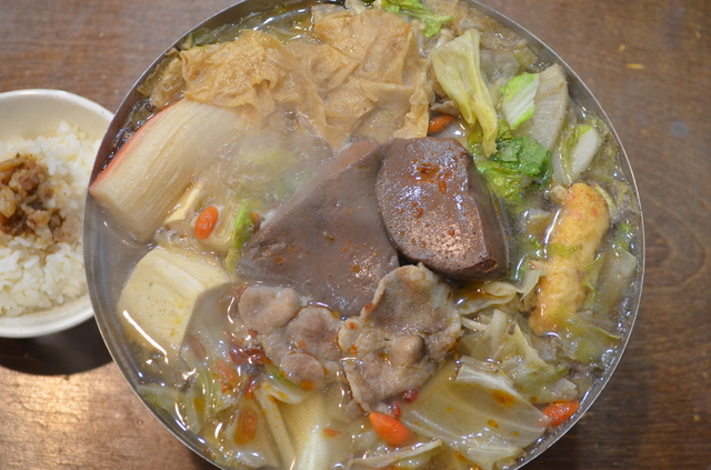  鴨好きにはたまらない、鴨血豆腐と鴨肉の入った鴨寶鍋