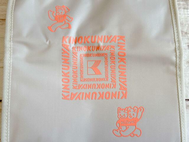 おしゃれなグレージュカラーにオレンジのロゴやイラストのプリント入りデザイン