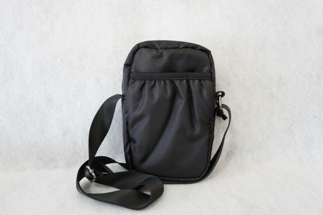 裏側にもポケットがある