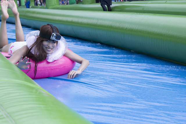 スライドザシティーに参加した水着美女たち