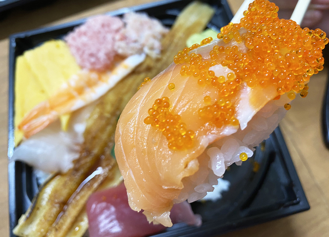 【磯丸水産】海鮮こぼれ丼／サーモンに付いてくる飛子にキュン！