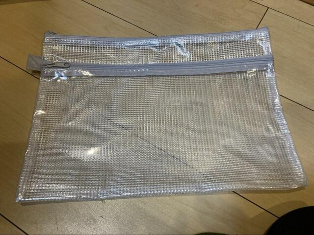 【セリア ビニールケース】2つポケットがあるビニールケースもあります