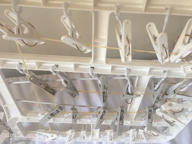 【カインズ 干す時に傾かない 大きな洗濯ハンガー 60ピンチ】レギュラーピンチとフラットピンチの2種類のピンチつき