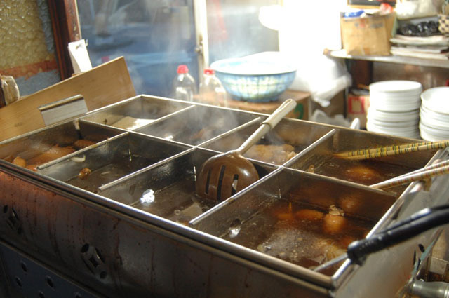 おでんはじっくり煮こまれている。大根もホロホロの状態