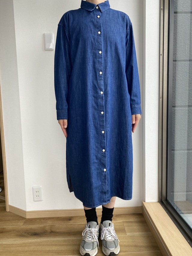 【無印良品　洗いざらし デニム長袖シャツワンピース】生地に厚みがあるため、アウターを活用すれば秋冬にも着られます◎