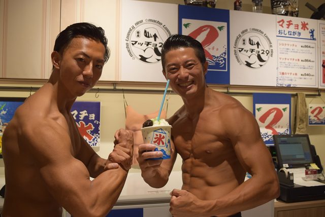 「全力でかき氷つくります！」イケメンマッチョのあつ～いフォトギャラリー