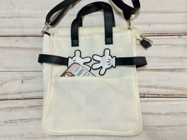 外ポケットにはスマホが入ります