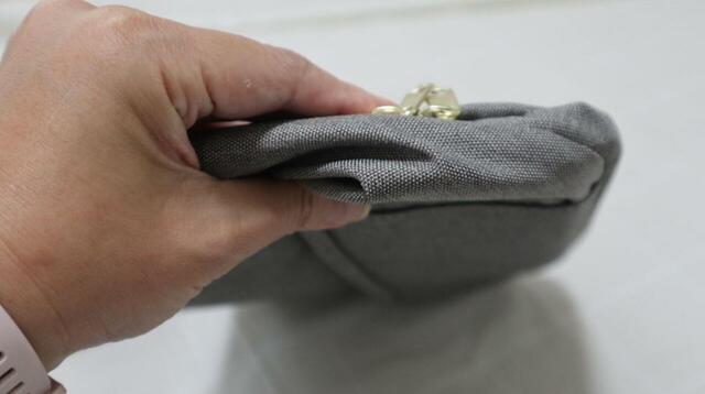 【anello GRANDE（アネロ グランデ） ショルダーバッグ】たたむと厚みがほとんどないので、旅行時のサブバッグにもおすすめ！