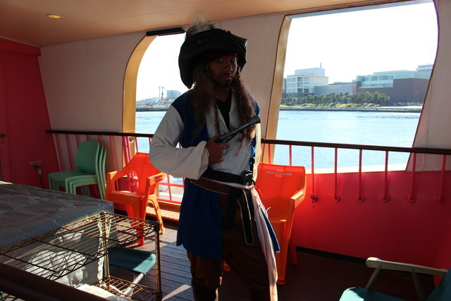 海賊・・・ではなく社員の武藤さん。海賊役は日替わりで社員さんが扮するそう。