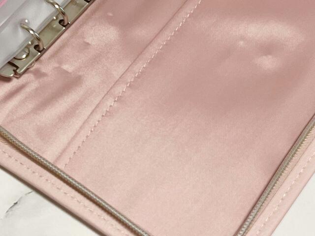 内側は光沢感のあるポリエステル生地です【sweet2023年8月号】付録「Samantha Thavasa（サマンサタバサ）ミッキー＆ミニーデザイン貴重品収納ポーチセット」