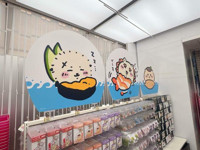 商品棚上の装飾。ラッコやシーサー、くりまんじゅうが登場♪