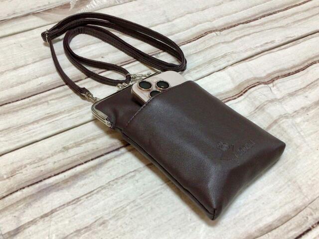 中に口紅などを入れた際の厚みはこんな感じ