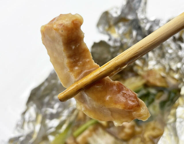 白菜やほうれん草と一緒に炒められた牛バラ肉。塩味強めで、ガッツリいただけます