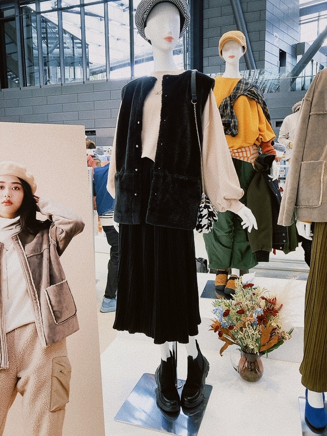 【ワークマン サイドゴアブーツ】サイドのゴアが伸びるので、簡単に着脱