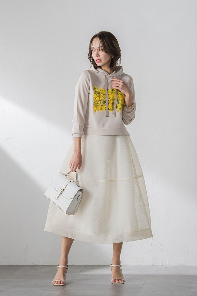 【ビアッジョブルー「Mimosa Print Hoodie」】トレンドのショートレングスでワイドボトムやフレアースカートと好相性