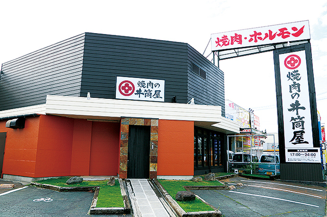 焼肉の井筒屋／店は交通量の多い幹線道路沿いにある。休日はファミリーを中心に行列ができる人気ぶり。 
