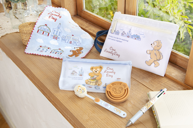 おでかけの準備をしたり、おさんぽしているダッフィーがデザインされたグッズ