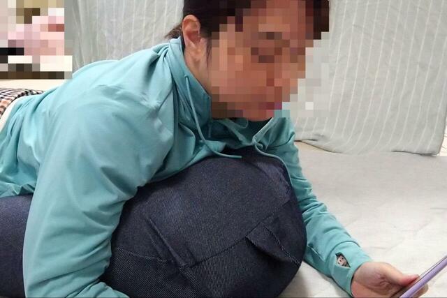 【ニトリ レストクッション 】うつ伏せでも十分な高さがあり、スマホやタブレット操作に最適です♪