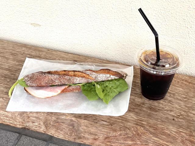 【市東製作所】コーヒーやアイスコーヒーと一緒に、まだ温かい「カスクルートサンド」を店先のベンチで頬張る幸せ