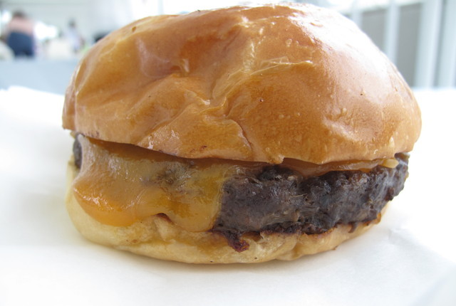 肉食女子博／クリントン・ストリート・ベイキング・カンパニー(表参道)　「熟成肉のヘルシーバーガー」(￥1,200)