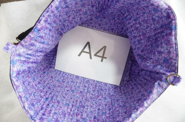 A4のクリアファイルが入るほどの広いマチ